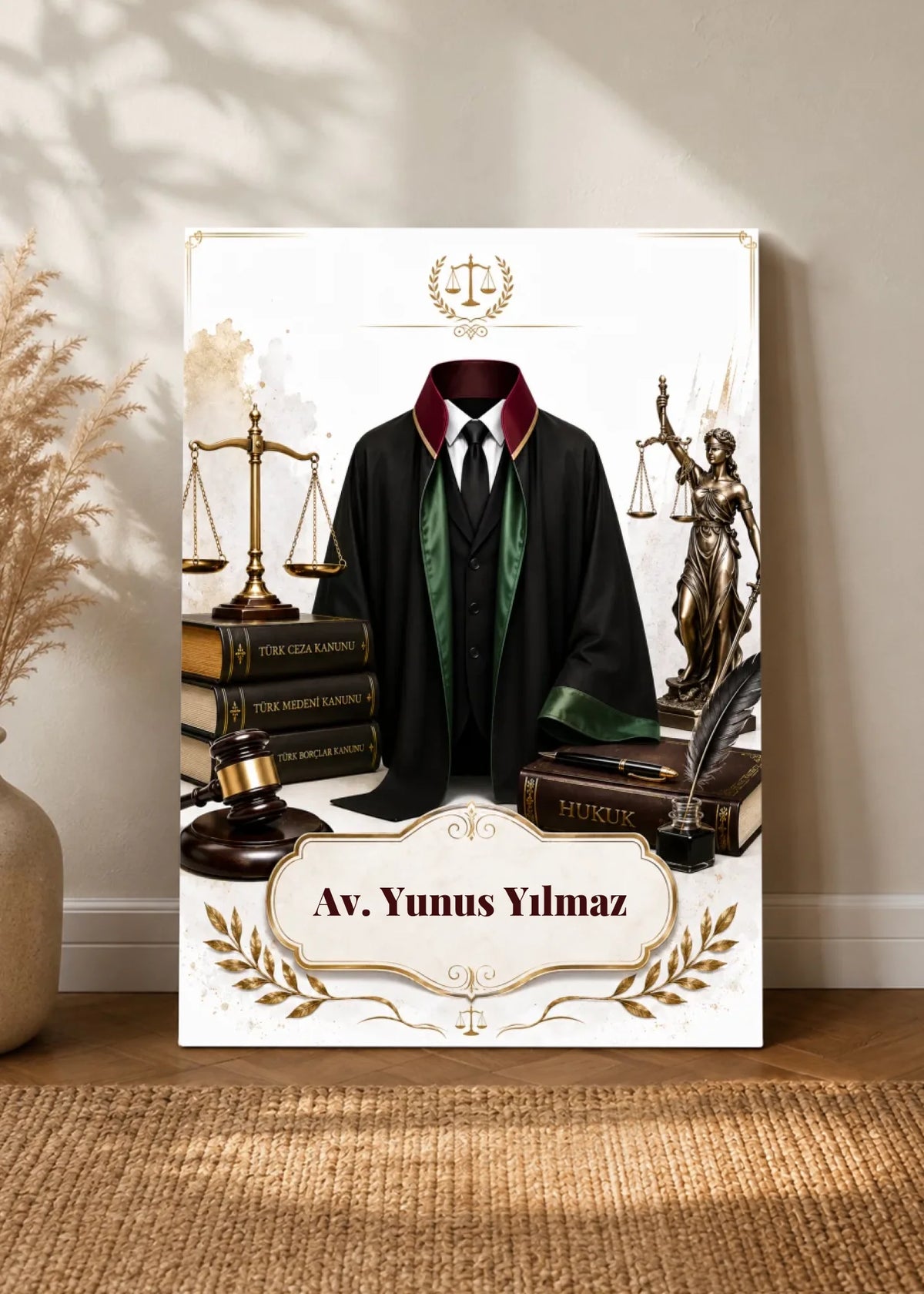 Kişiye Özel Avukat Kanvas Tablosu – terazi ve hukuk simgeleriyle avukat temalı tasarım, çerçevesiz kanvas tablo, duvara yaslı