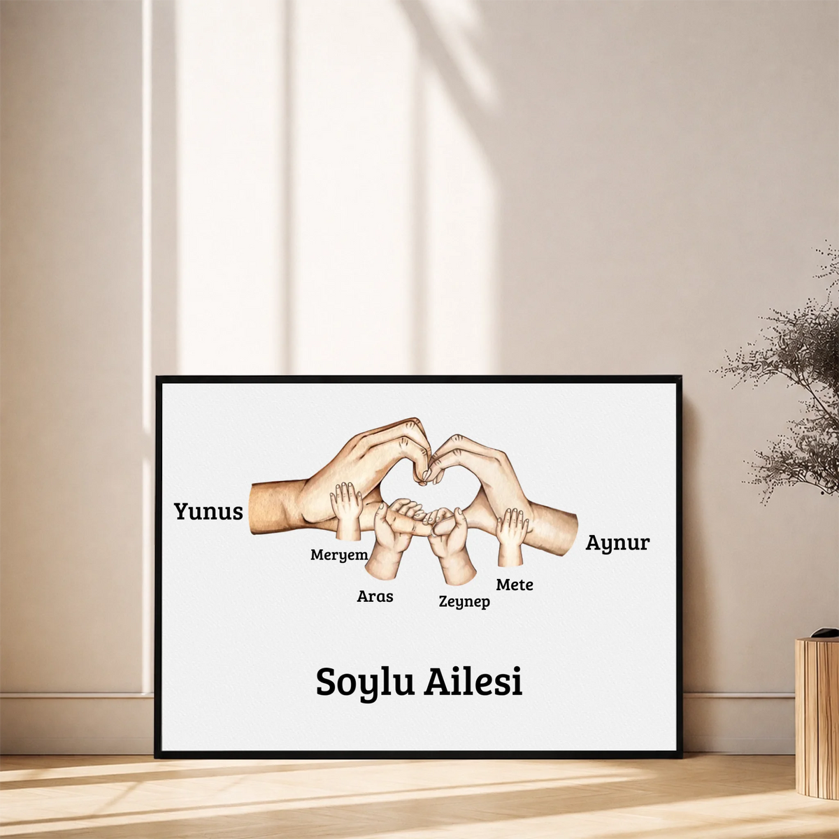 Kişiye Özel Aile El İzi Tablosu – çocuk el izleri ve isimlerinin yer aldığı tasarım, siyah çerçeveli tablo, duvara yaslı