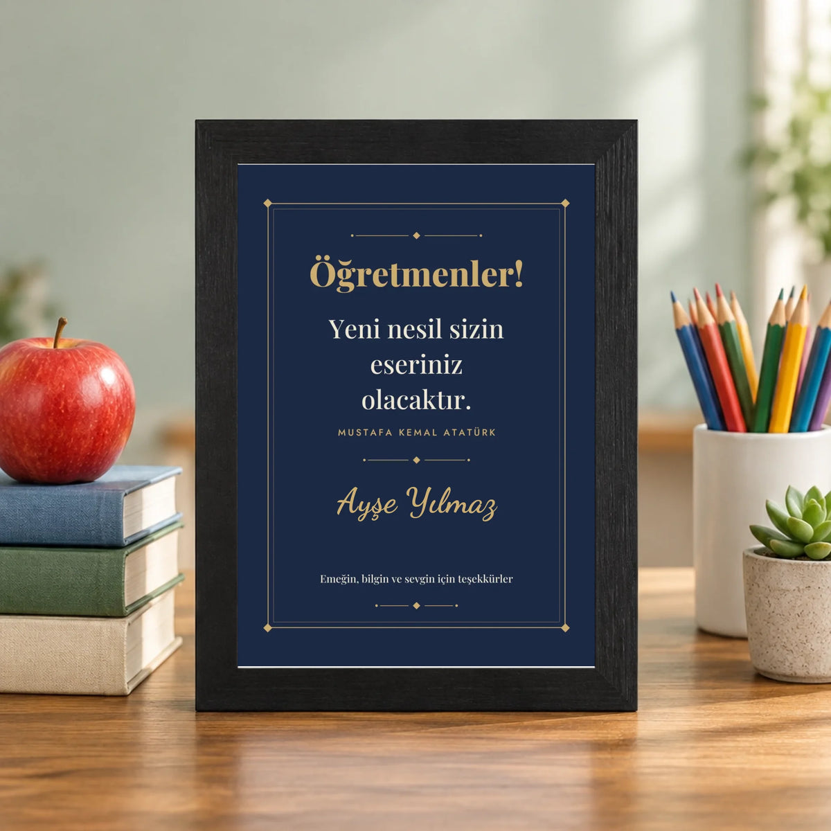 Öğretmen masasında – siyah