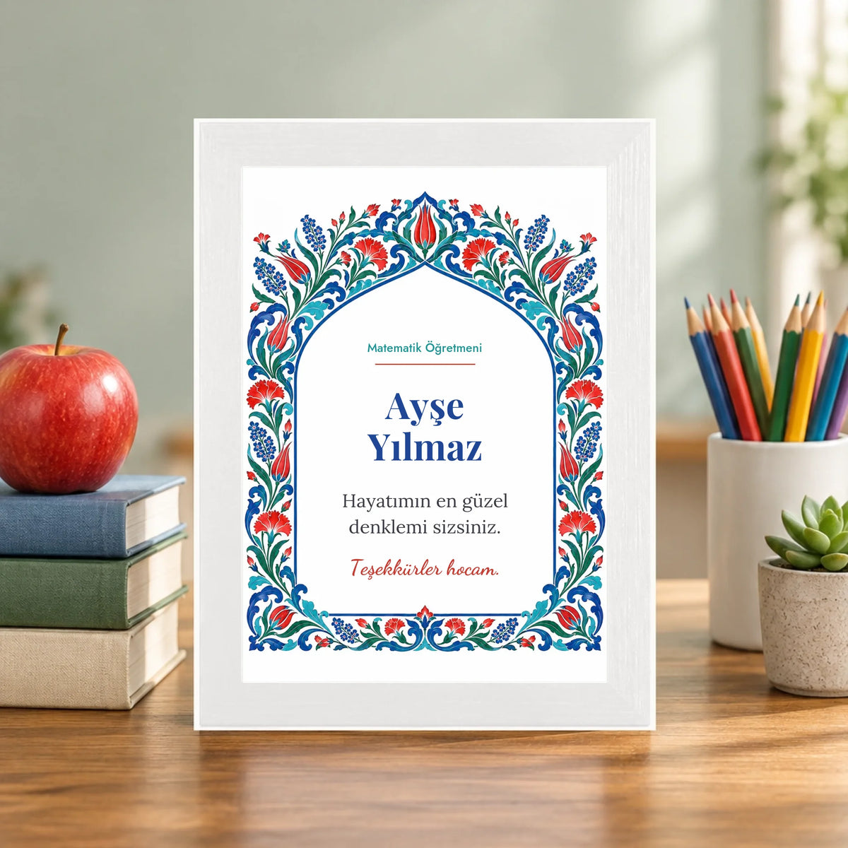 Öğretmen masasında – beyaz