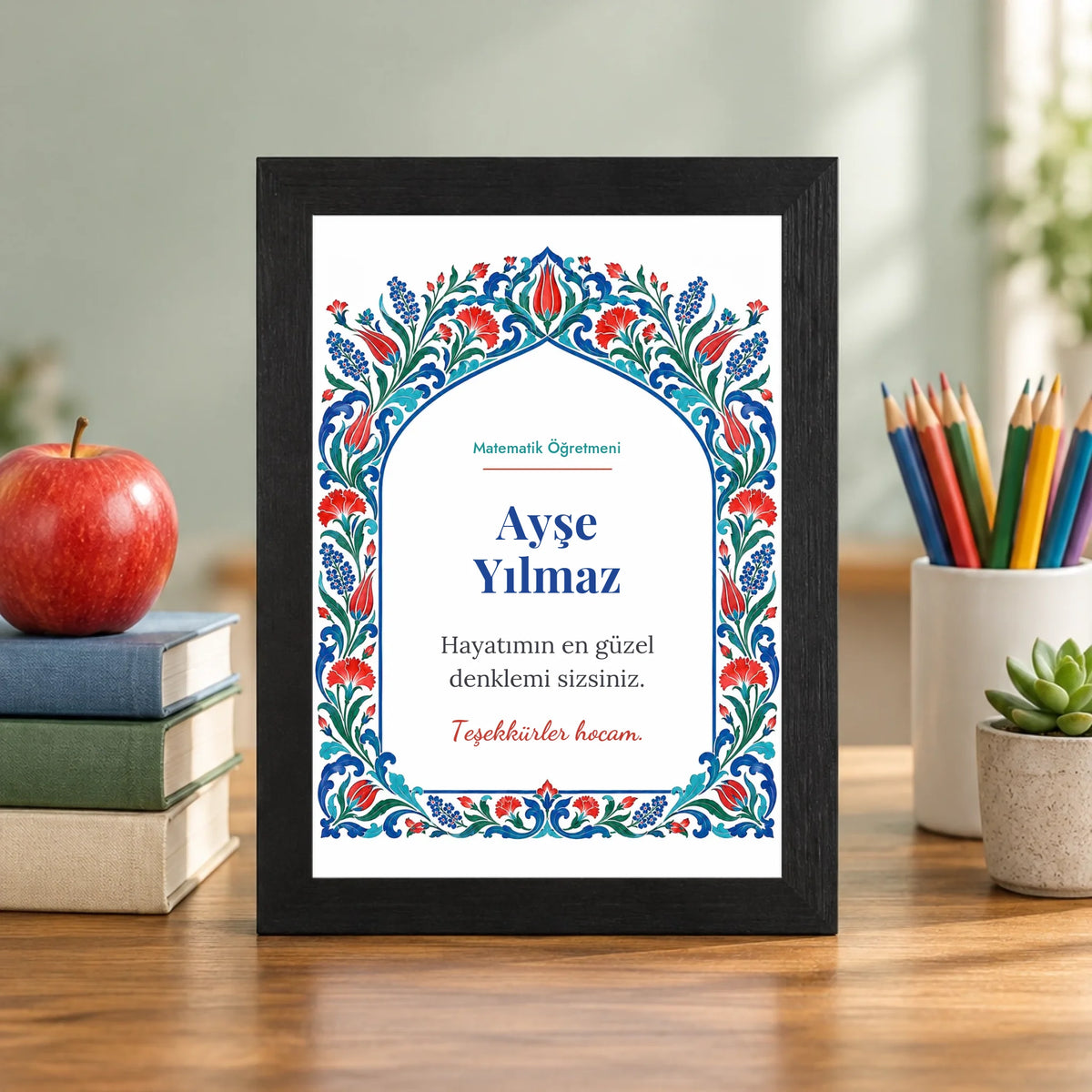 Öğretmen masasında – siyah
