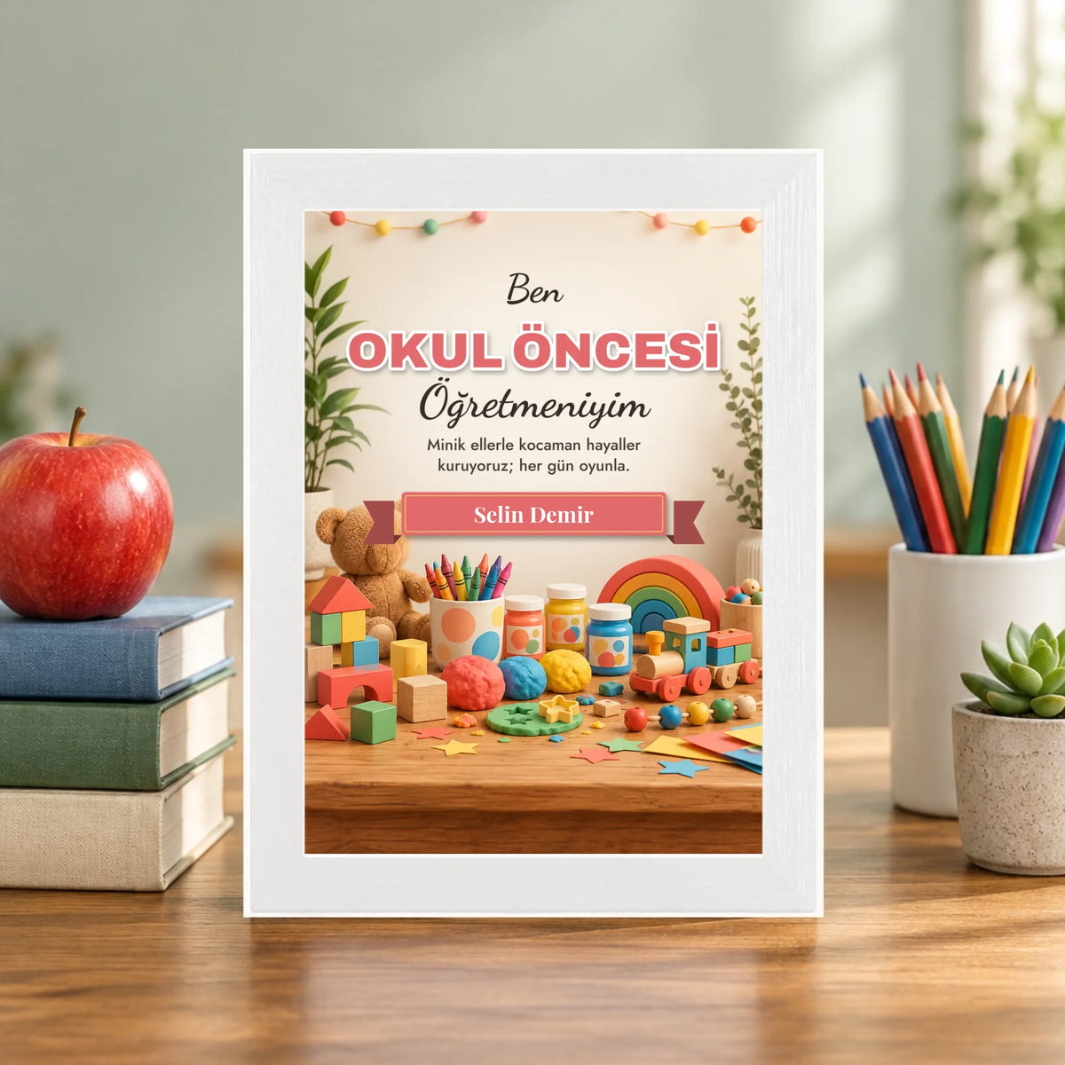 Öğretmen masasında – beyaz