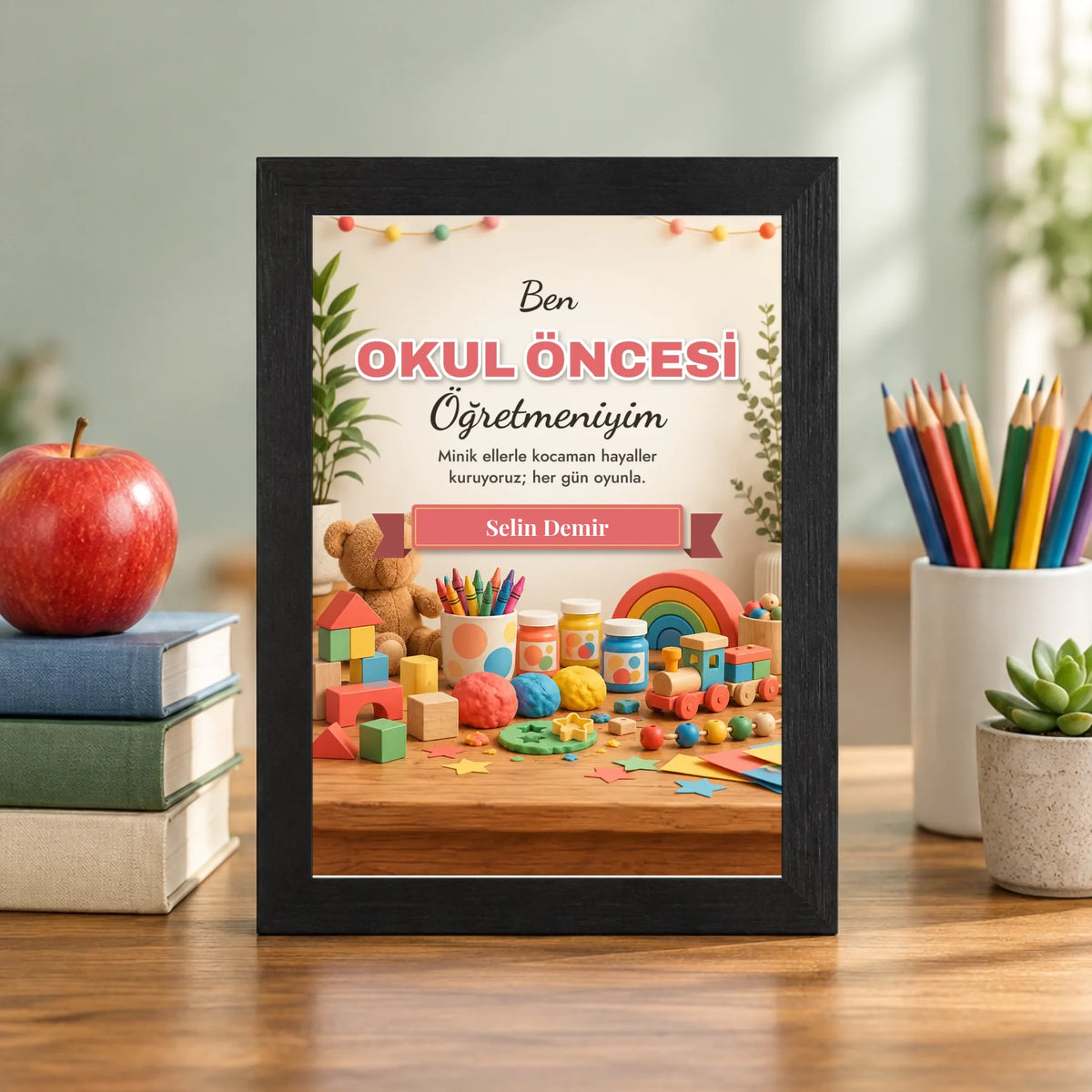 Öğretmen masasında – siyah