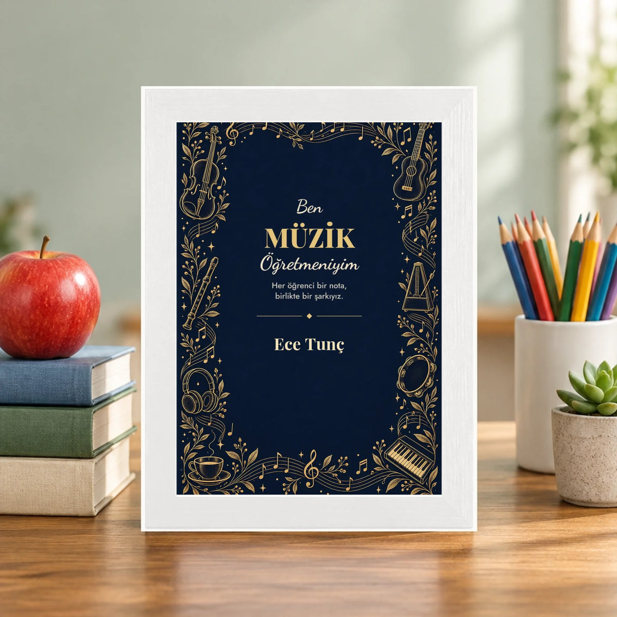 Öğretmen masasında – beyaz